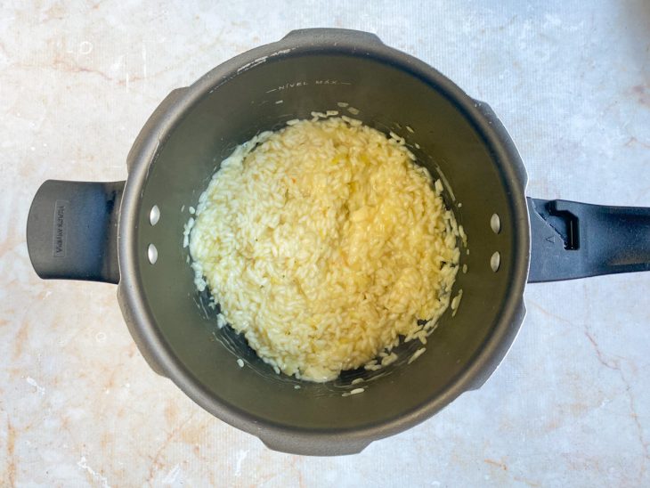 Mussarela adicionada a panela de pressão com o arroz cozido.