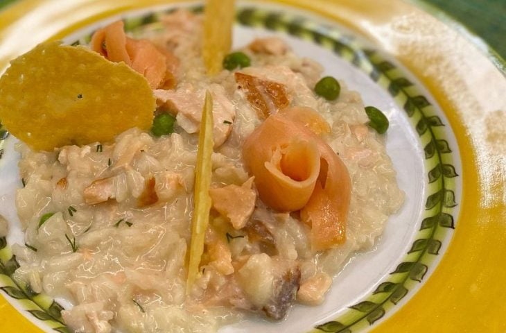 Risoto de salmão com ervilhas