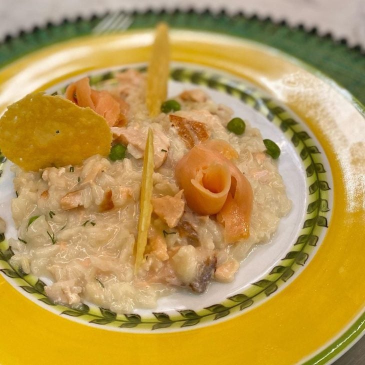 Risoto de salmão com ervilhas