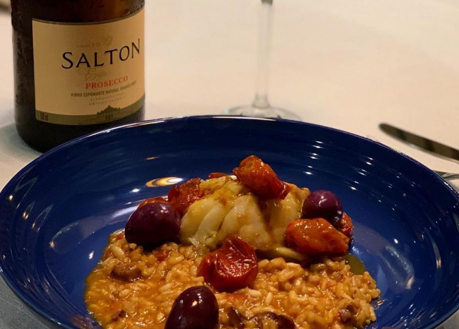 Risoto de tomate confit com bacalhau