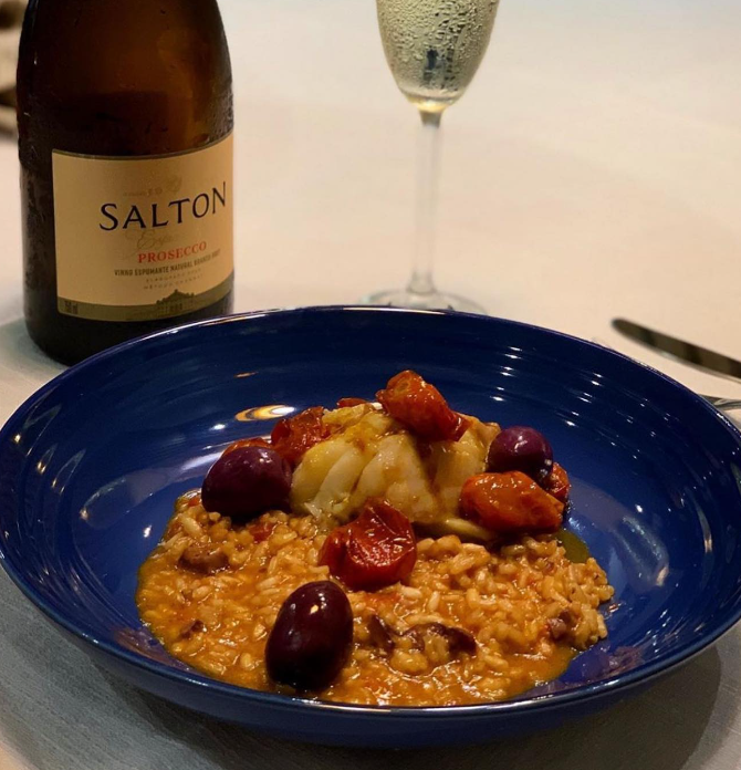 Risoto de tomate confit com bacalhau