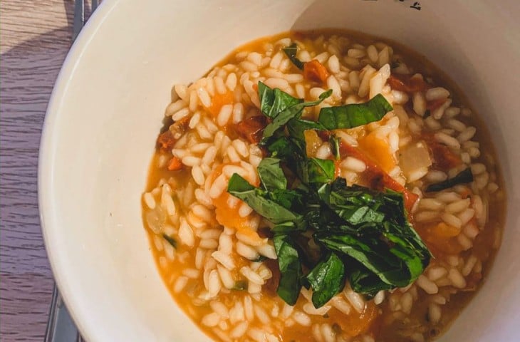 Risoto de tomate seco e manjericão