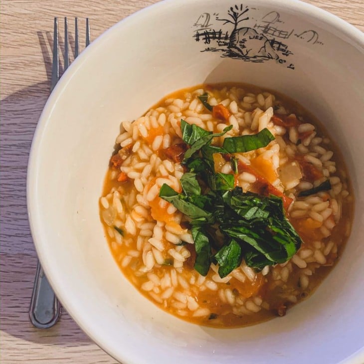 Risoto de tomate seco e manjericão