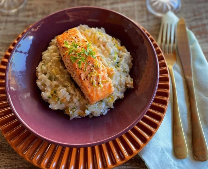 Risoto desconstruído com salmão assado