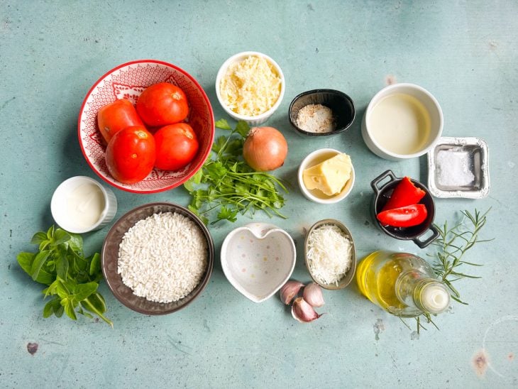 Ingredientes reunidos na bancada.