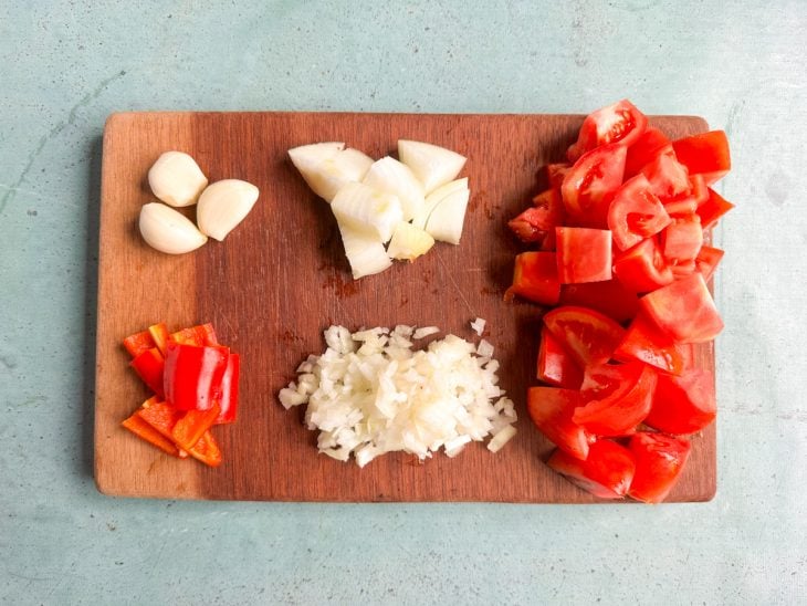 Ingredientes picados na bancada.