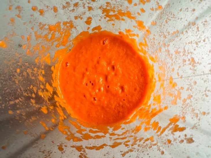 Ingredientes da forma batidos no liquidificador.