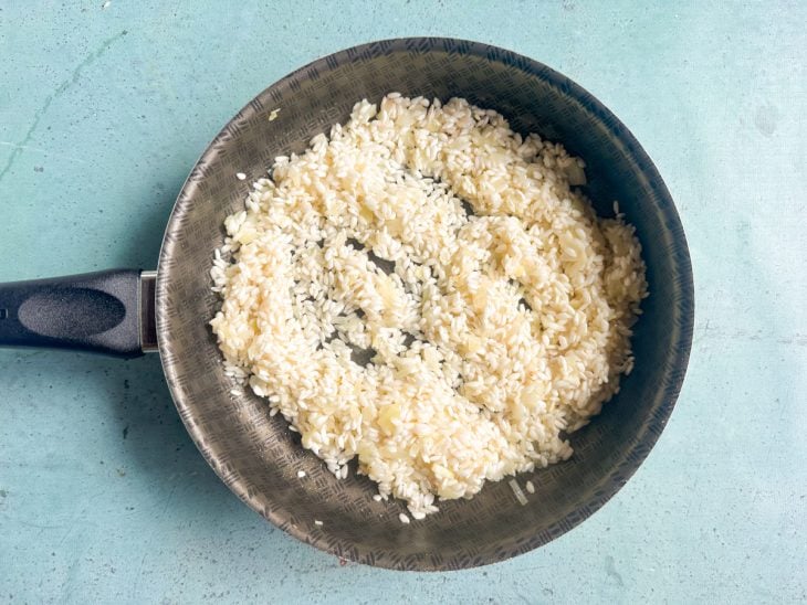 Arroz refogando na frigideira.