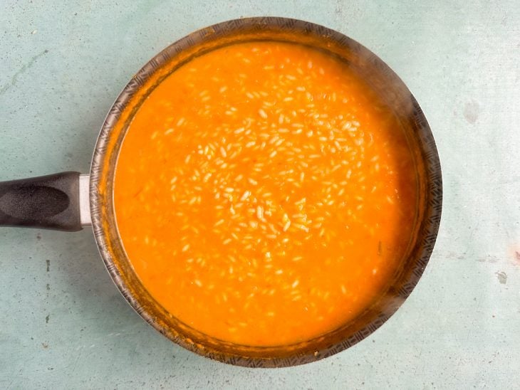 Caldo de legumes adicionado na panela.