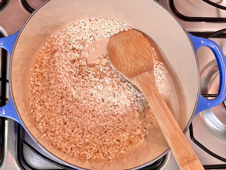 Uma panela com arroz cru.