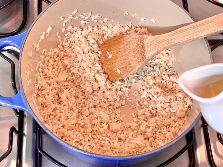 Uma panela com arroz e vinho branco.