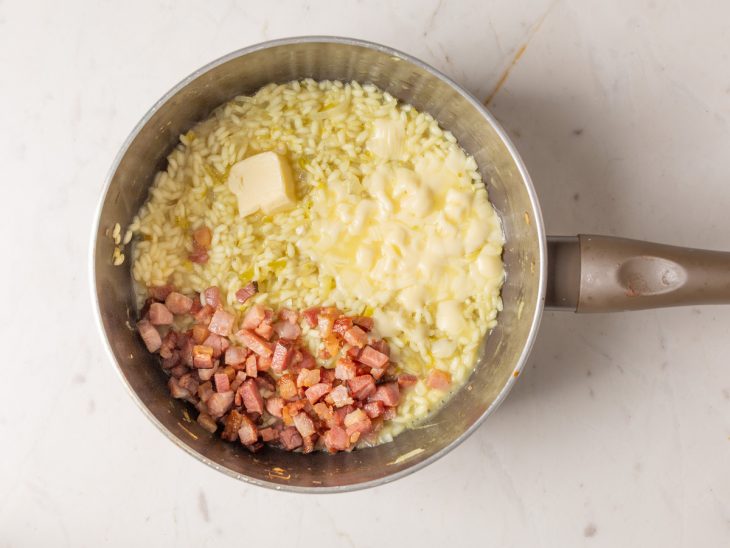 Bacon, manteiga e queijo ralado na panela.