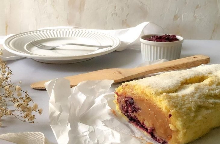Rocambole de doce de leite e amora