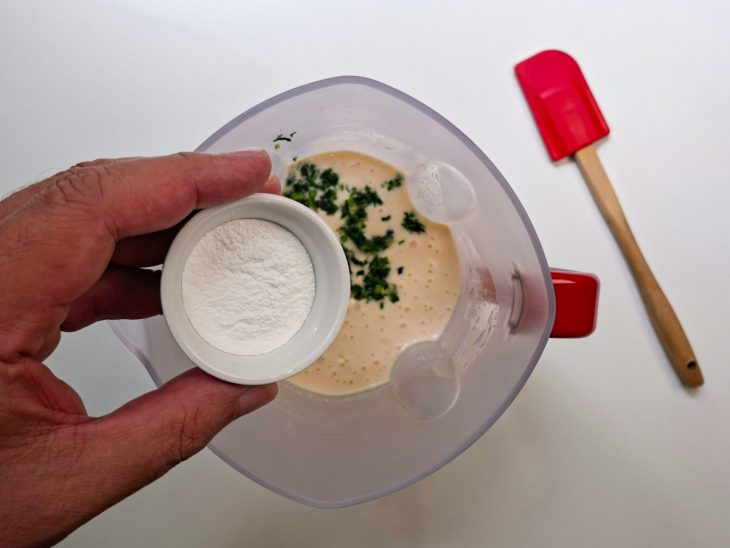 Fermento e cebolinha adicionados no liquidificador.