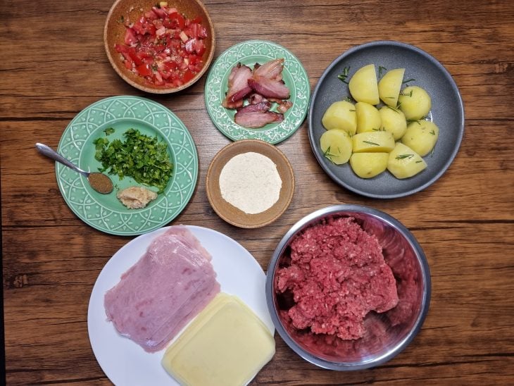 Ingredientes do rocambole de carne moída reunidos na bancada.