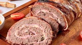 Rocambole de carne moída com bacon