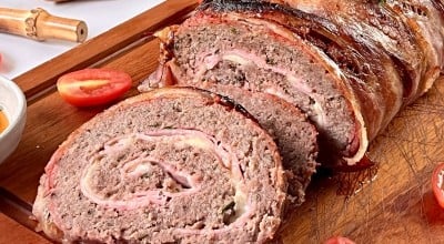 Rocambole de carne moída com bacon