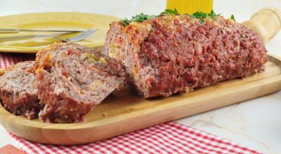 Rocambole de carne moída com creme de cebola