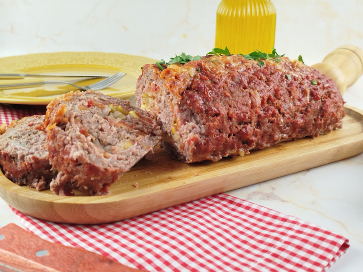 Rocambole de carne moída com creme de cebola
