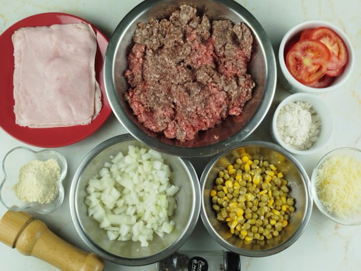 Ingredientes separados sobre a bancada.