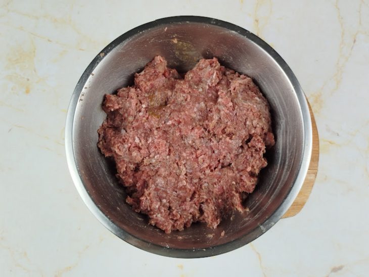 Ingredientes misturados em uma tigela.