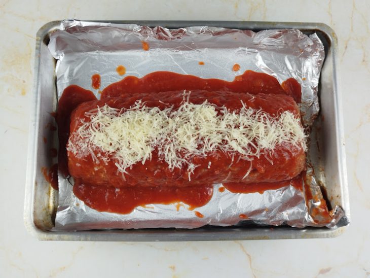 Massa coberta com molho de tomate e queijo.