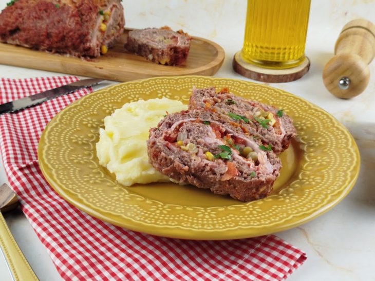 Rocambole de carne moída com creme de cebola pronto.
