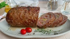 Rocambole de carne moída com presunto e queijo