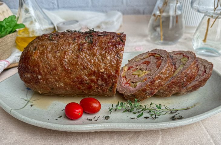 Rocambole de carne moída com presunto e queijo