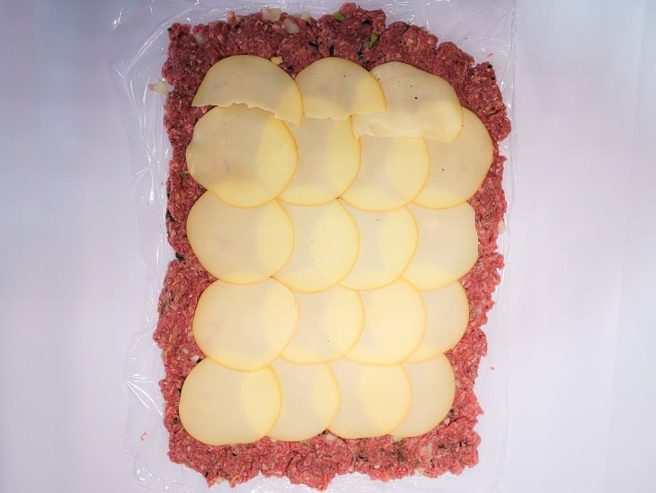 A massa de carne moída recheada com provolone.