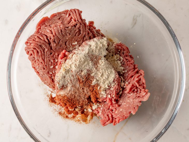 Carne temperada com sal, páprica doce, pimenta-do-reino, creme de cebola e alhos amassados.