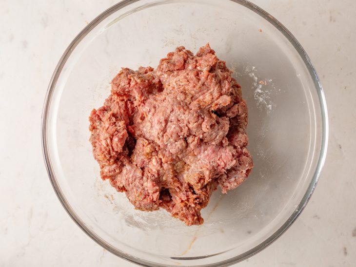 Azeite e farinha de trigo adicionados à carne.