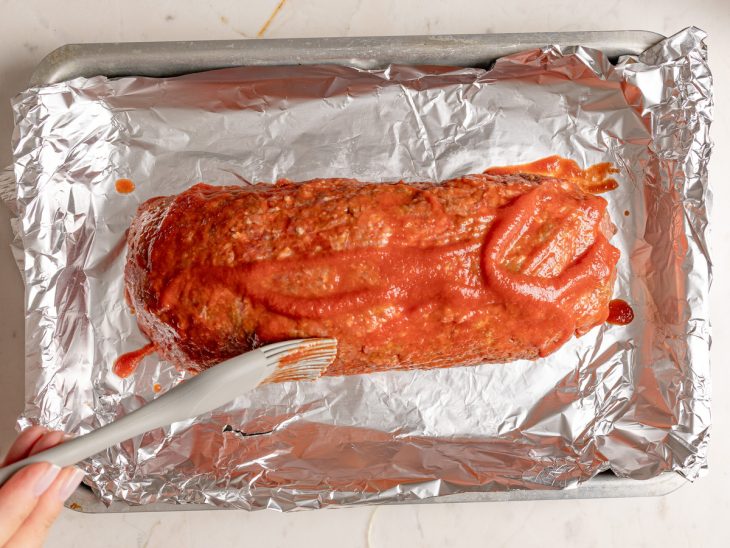 Molho de tomate sobre o rocambole.