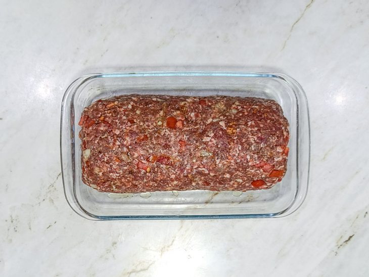 Rocambole acomodado num refratário.