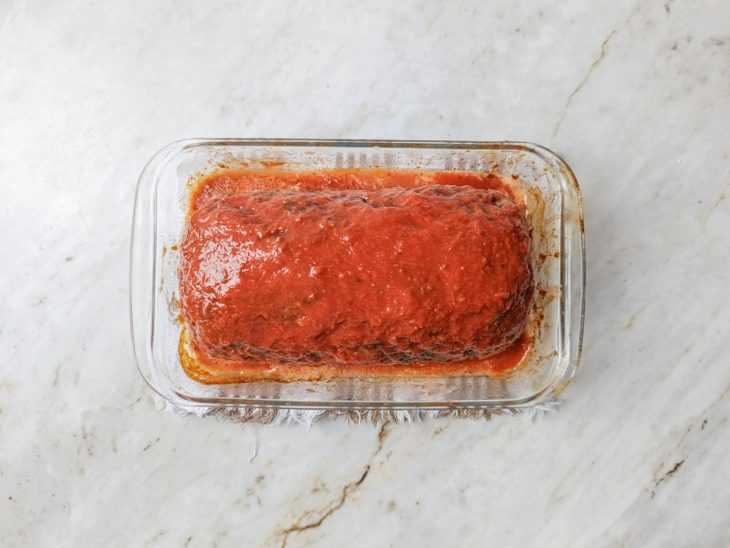 Molho de tomate colocado sobre o rocambole.