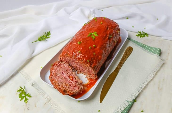 Rocambole de carne moída com calabresa