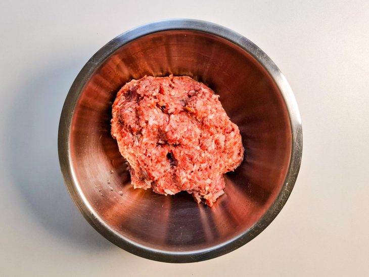 Carne moída misturada aos ingredientes.