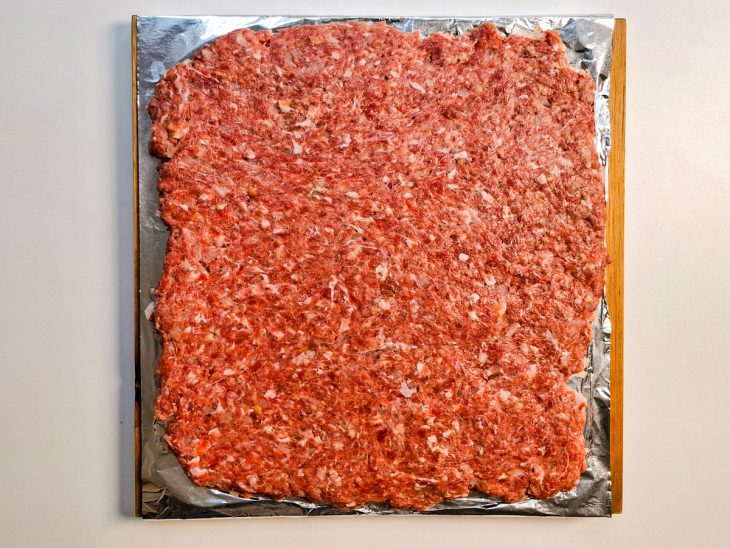 Carne moída formando um retângulo.