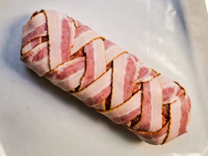 Fatias de bacon enroladas no rocambole.