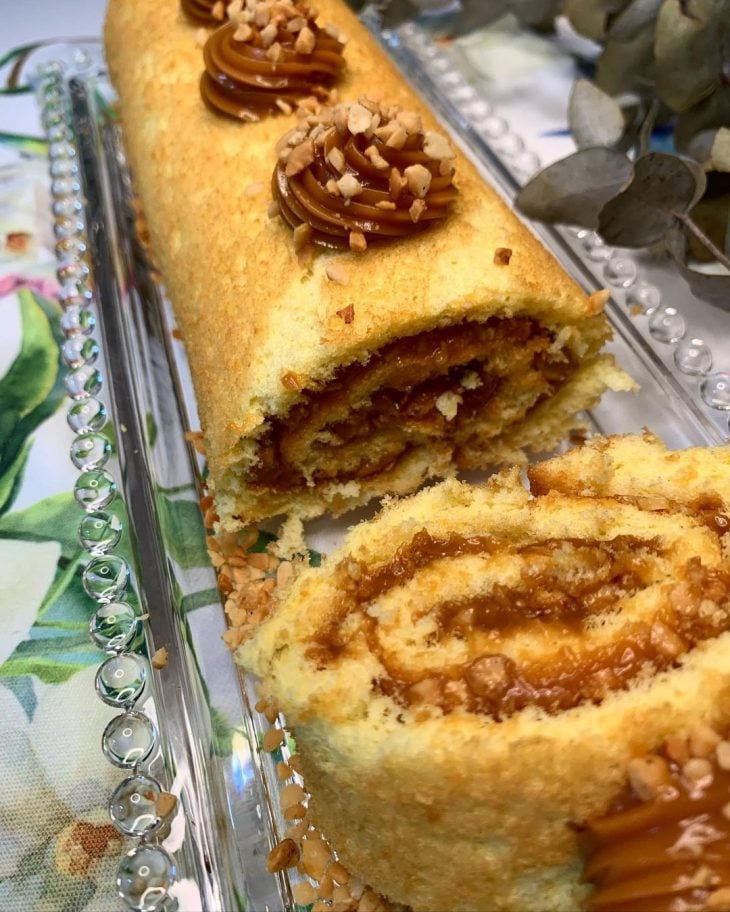 Rocambole de amendoim com doce de leite