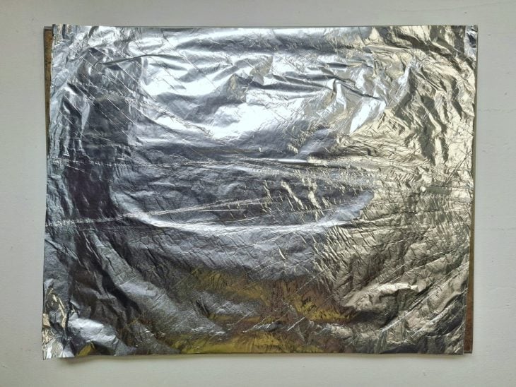 Um pedaço de papel-alumínio untado sobre a bancada.