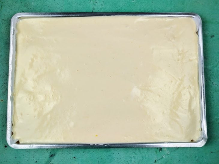 Uma forma com a massa crua do rocambole de limão-siciliano.