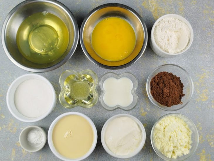 Uma bancada com os ingredientes do rocambole.