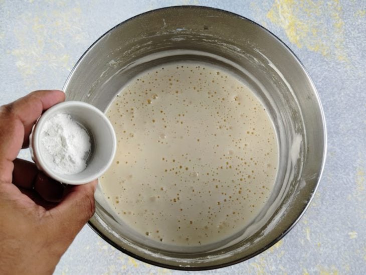 Uma tigela com claras em neve, gemas, leite, óleo, farinha e fermento.