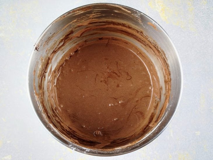 Uma tigela com a mistura dos ingredientes da massa.