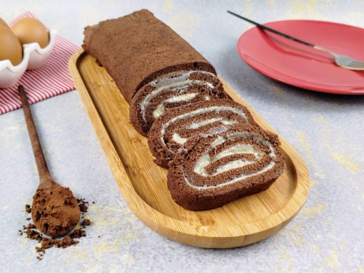 Uma tábua contendo rocambole doce.