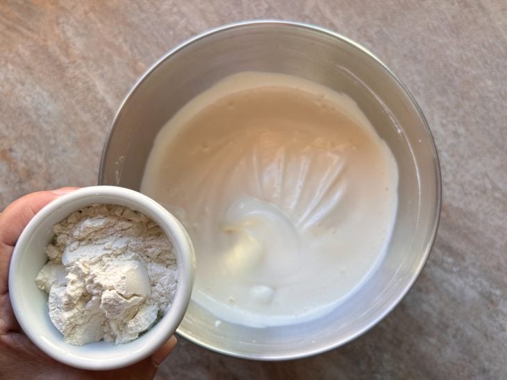 Farinha de trigo sendo adicionada na batedeira.