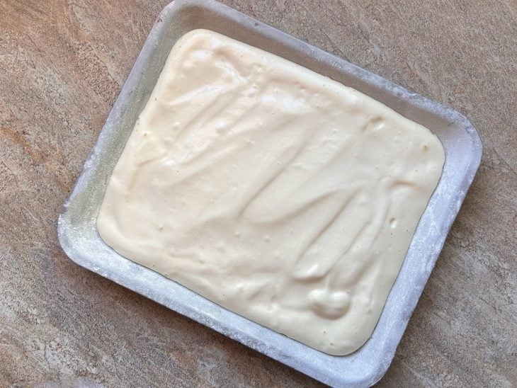 Massa dentro da forma.