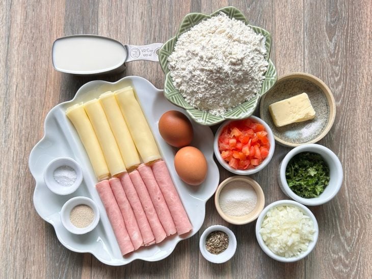 Uma bancada com os ingredientes da receita.