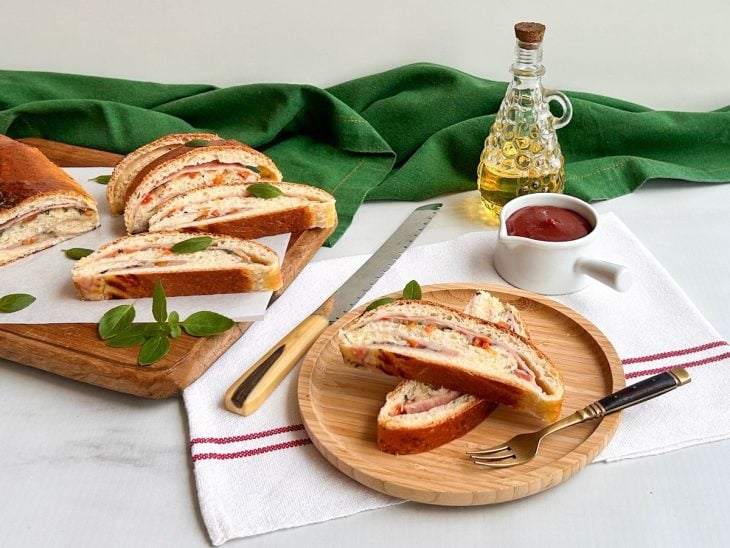Tábua com rocambole salgado.